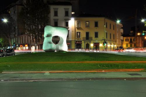 Forma squadrata con taglio - Henry Moore