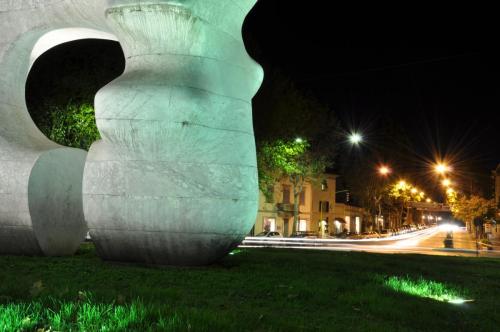 Forma squadrata con taglio - Henry Moore